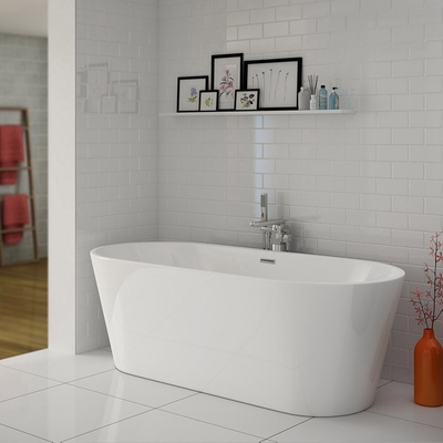 Une baignoire en acrylique pur et frais avec robinet 5 ans de garantie