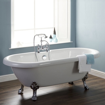 Une baignoire blanche debout, ergonomique, avec égout à pieds de tigre