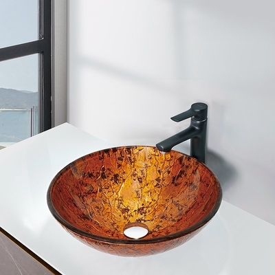 L'évier en verre rond rouge de salle de bains a donné au dessin une consistance rugueuse extérieur de main avec l'aluminium