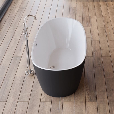 Une baignoire debout en acrylique avec un robinet à drainage central en forme ovale