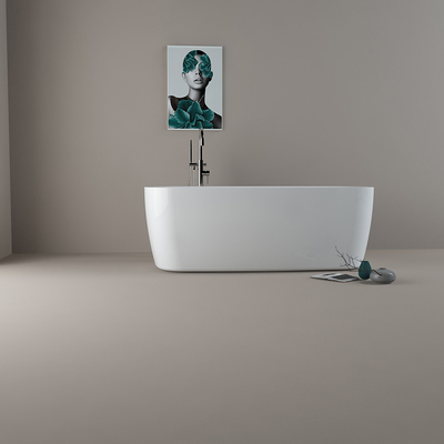 Une baignoire debout avec robinet en forme rectangulaire
