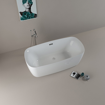 Une baignoire debout avec robinet en forme rectangulaire