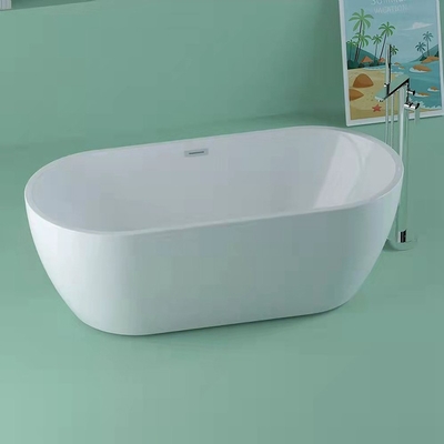 Une baignoire ovale debout en acrylique avec emplacement de drainage central