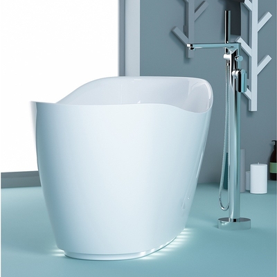 Une baignoire moderne blanche debout avec drainage au centre