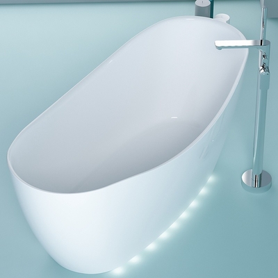 Une baignoire moderne blanche debout avec drainage au centre
