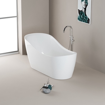 Salle de bains contemporaine baignoire à trempette autonome avec emplacement du drain central
