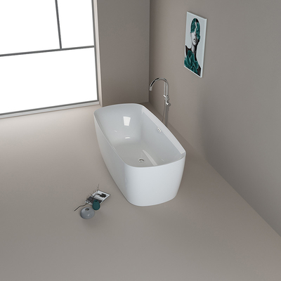 Une baignoire autonome moderne avec drainage central